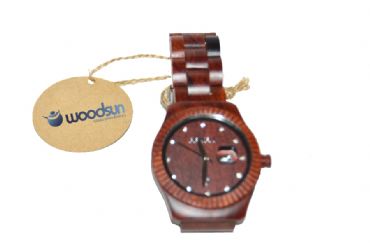 Reloj de madera redondo y madera de color rojiza mujer
