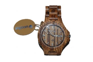 Reloj de madera con una línea redonda y madera veteada hombre